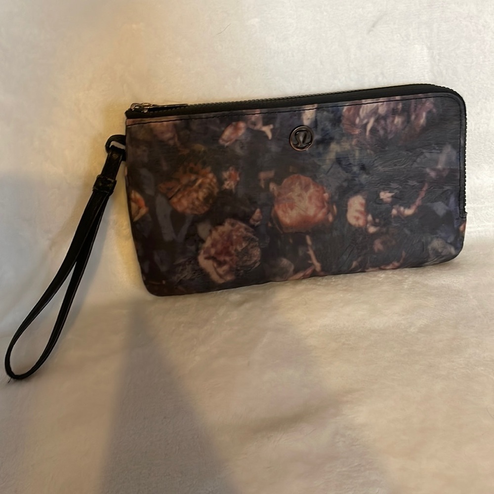 Lululemon wrist wallet. Used. Good shape.